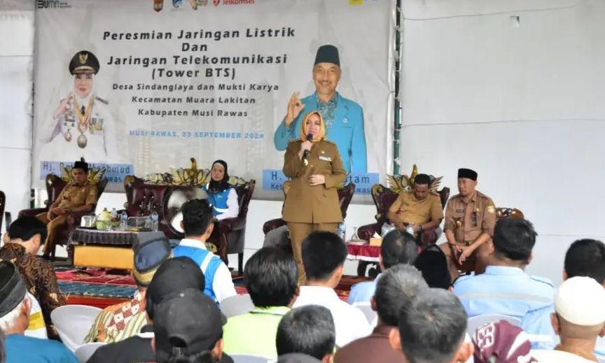 Bupati Ratna Machmud Serahkan Seragam Sekola Dan Ambulan Untuk Desa Trijaya